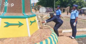 4 Le prefet de lOti depose la gerbe sous la stele memorial
