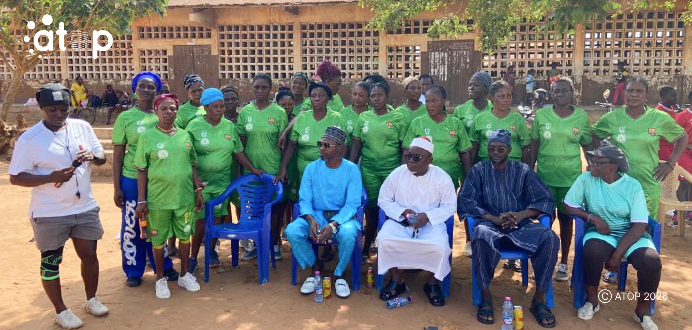 46 Photo de famille apres le match de football