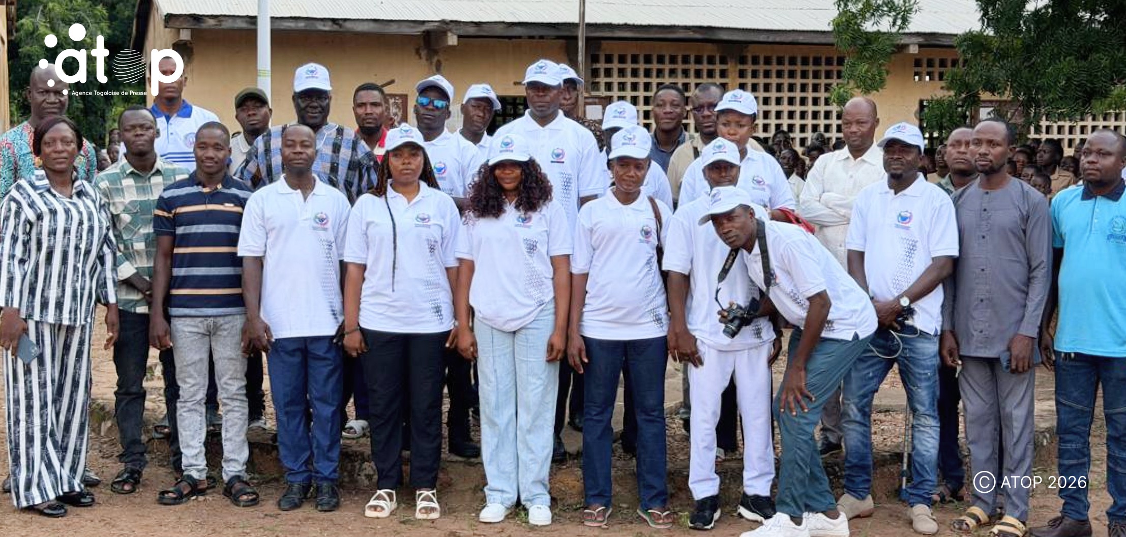 Kpendjal/citoyenneté et paix : L’ARCAM-Lomé en tournée de sensibilisation dans le canton de Mandouri 1 47 Avec les eleves et responsables du lycee de Mandouri centre