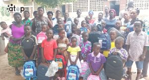 5 Les beneficiaires de Kpele posant avec les membres ACDI