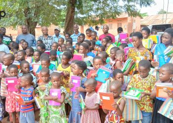 Yoto/rentrée scolaire 2026-2027 : Le député Djissénou distribue des kits scolaires aux nécessiteux de la préfecture