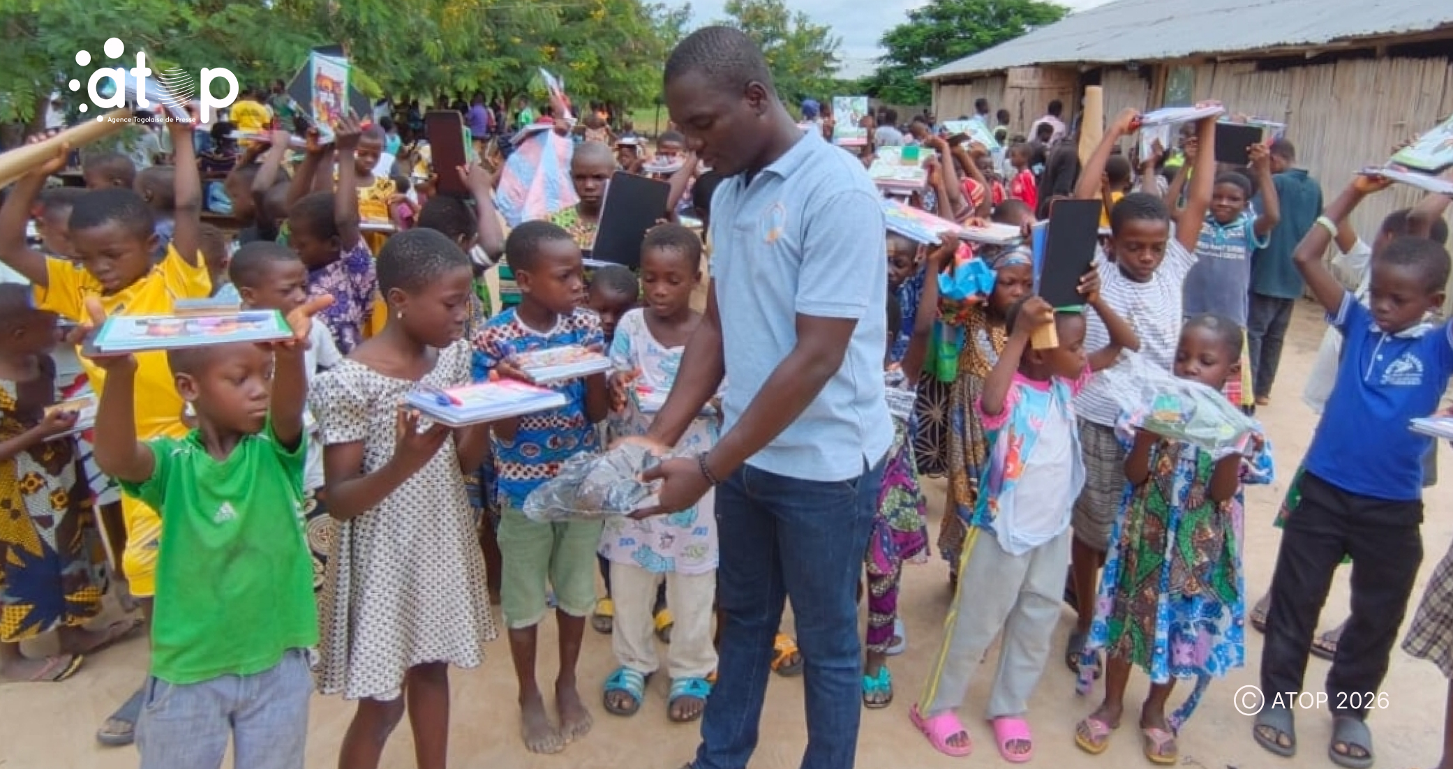 5 M . Ndanikada Abalo Claude remettant le Kit