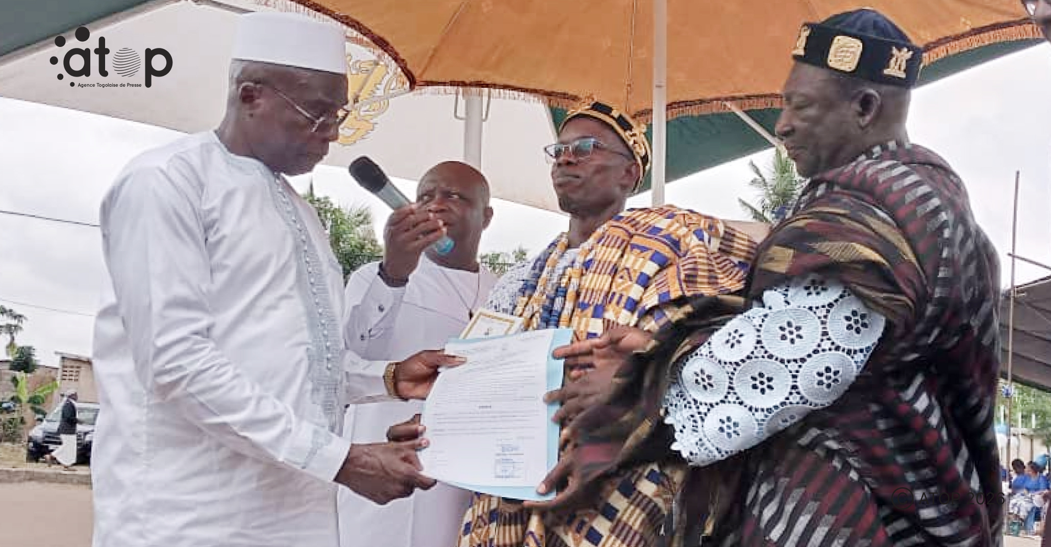 Agoè-Nyivé : Togbui Yaovi Djivon II intronisé chef du village de Tikplonoukondji 1 53 Le prefet dAgoe Nyive en blanc remettant larrete au nouveau chef