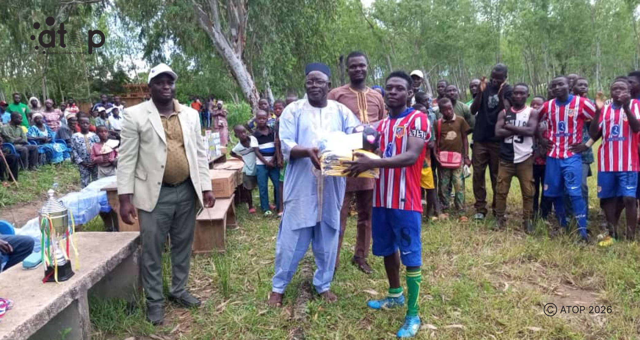 54 Le Chef Canton de Natigou remettant le trophee au capitaine de lequipe victorieuse