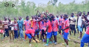 56 Lequipe victorieuse brandissant le trophee