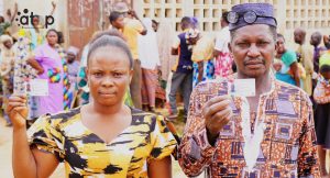 59 Des citoyens brandissant leur carte a Tchamba