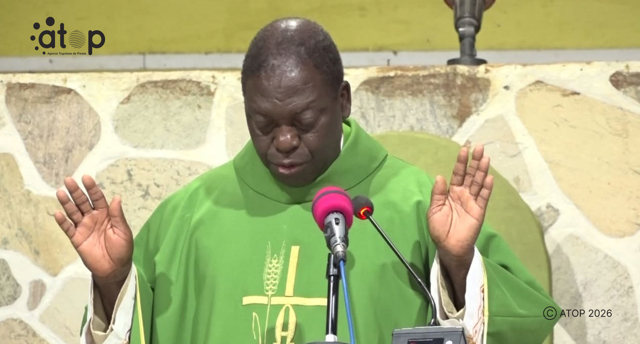 6 Le cure Patrice Limdeyou de la cathedrale donnant la benediction finale