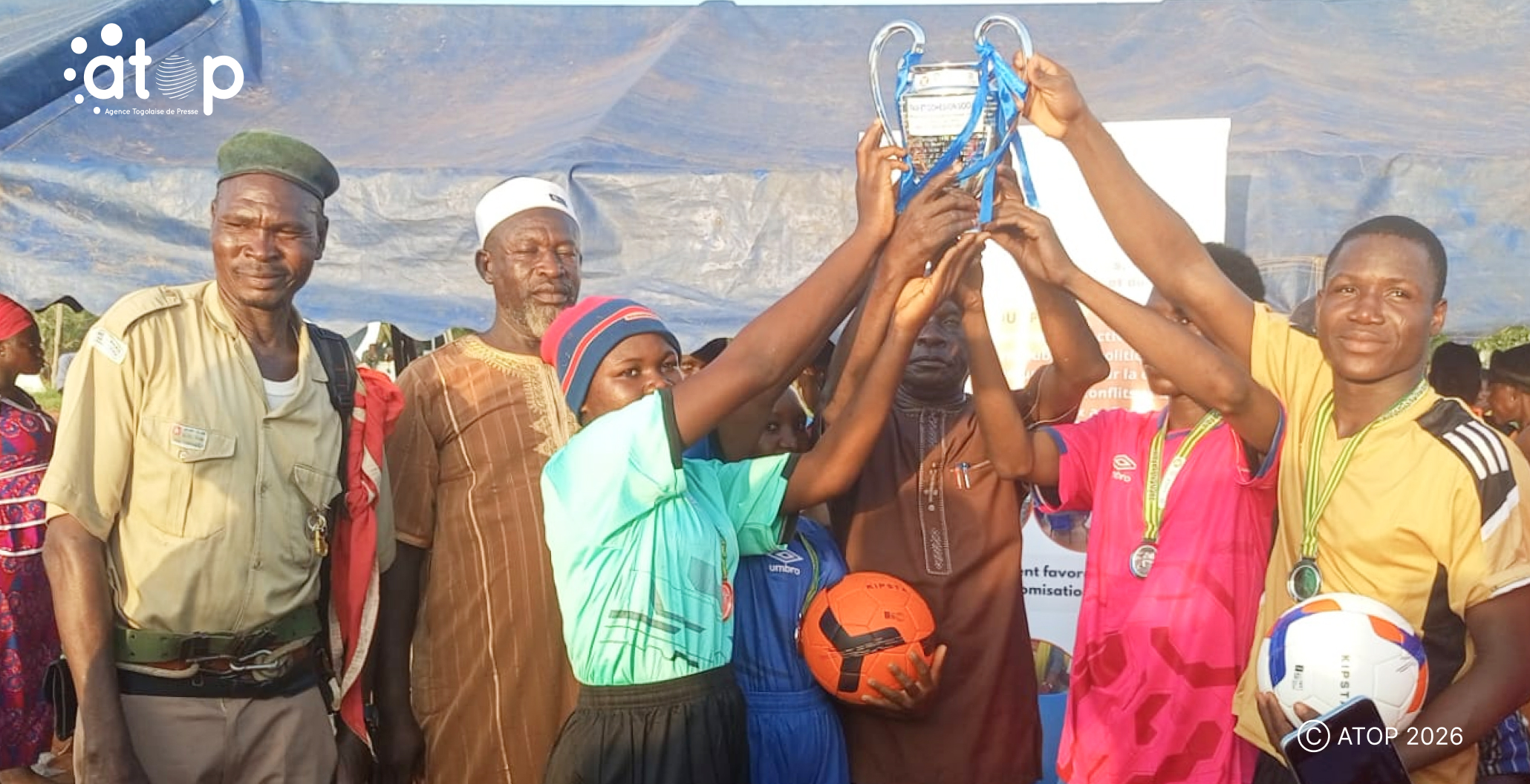 Tandjouaré : Du football et des prestations culturelles pour renforcer la cohésion sociale 1 6 Le maire et les capitaines des 4 equipes brandissant le trophee