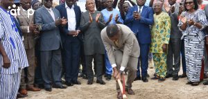 6 Le ministre donnant le coup de pioche du demarrage des travaux sur le site de Kara Sud