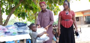 6 M. Ahmed Amir remettant le don a un beneficiaire