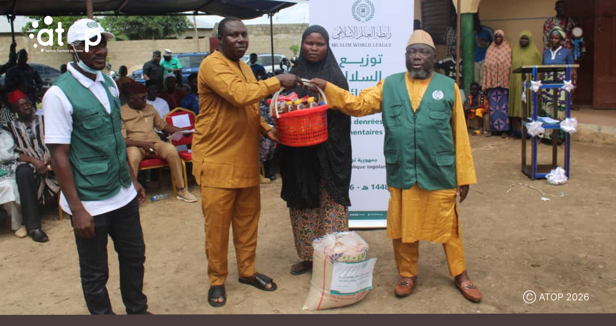 Tchaoudjo : La Ligue islamique mondiale apporte une assistance alimentaire à 100 familles démunies à Tchalo 1 63 MM. Abdoulahi Mohamed a gauche et Nasser a droite remettant le kit a une beneficiaire