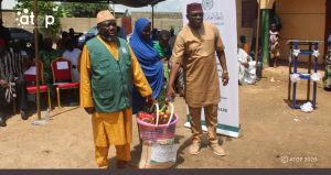 Tchaoudjo : La Ligue islamique mondiale apporte une assistance alimentaire à 100 familles démunies à Tchalo 3 64 M. Abdoulahi Mohamed a droite et Ouro Agbandao a gauche remettant le kit a une beneficiaire