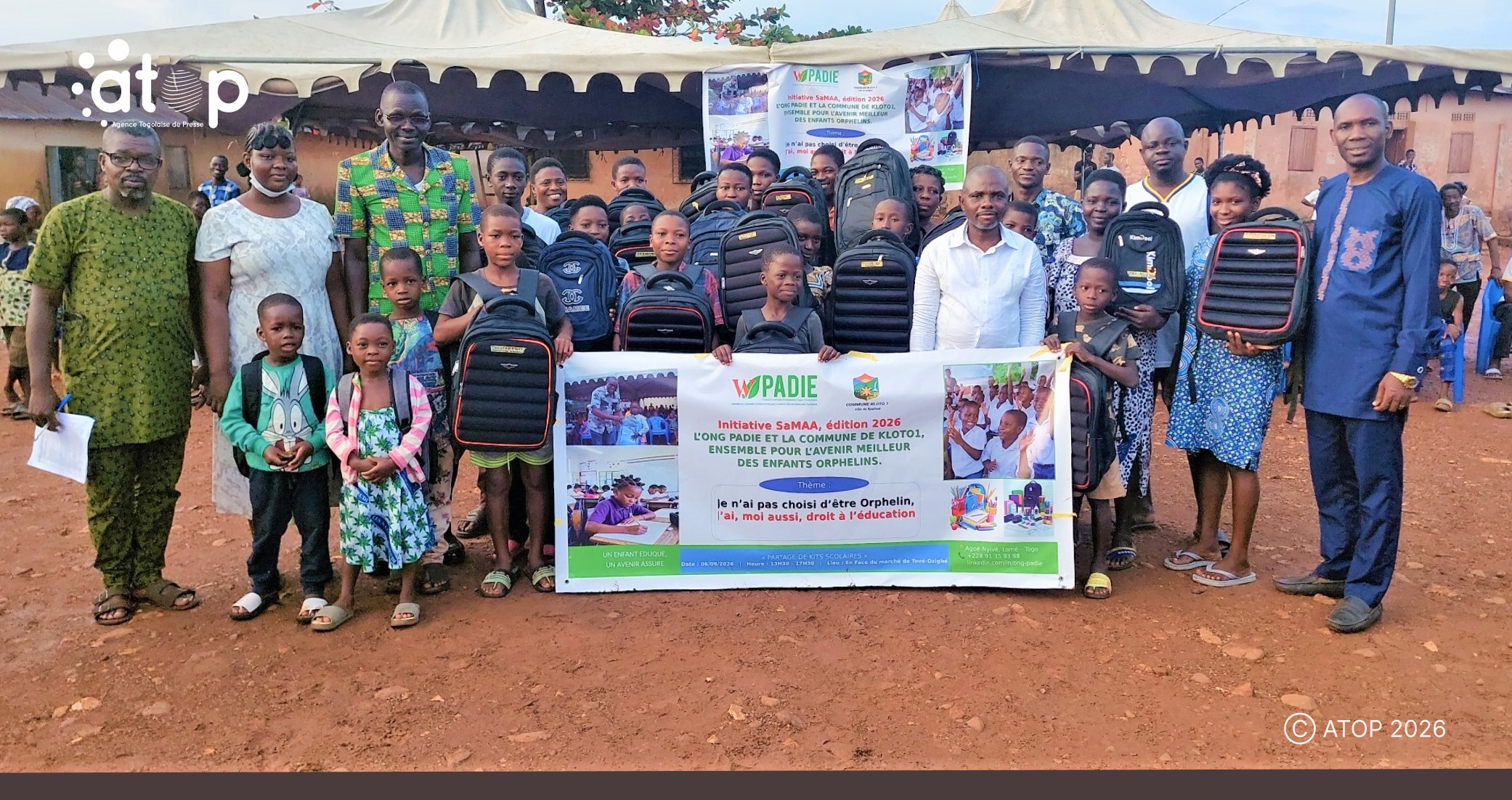 68 Photo de famille des beneficiaires et officiels