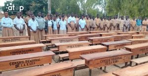7 Les eleves du lycee Soudou devant leurs tables bancs recus