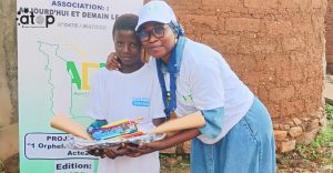 Kozah/social : Des kits aux orphelins nécessiteux du village Lama-Kpedah 2 71 Une membre de lassociation donnant un kit