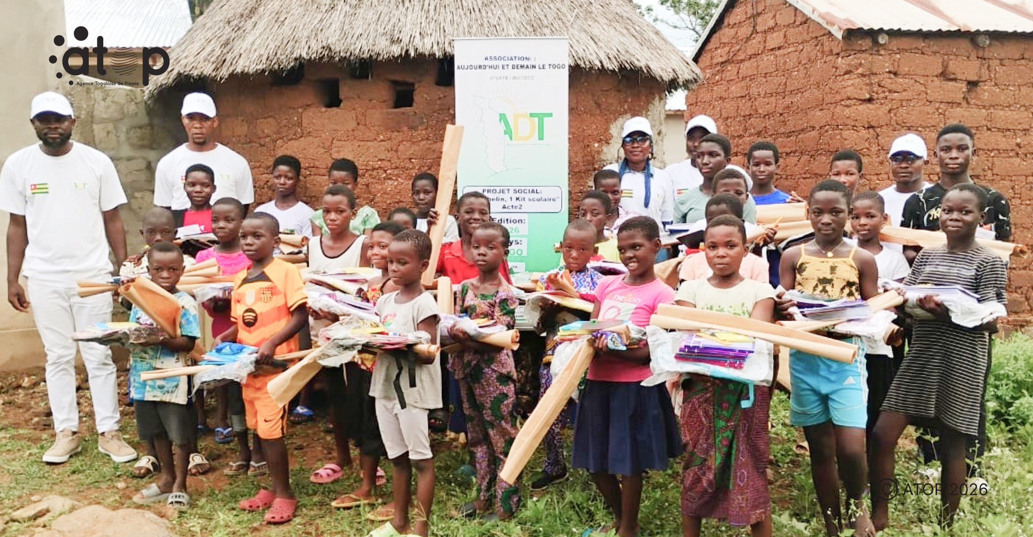 Kozah/social : Des kits aux orphelins nécessiteux du village Lama-Kpedah 1 73 Les donateurs ont pose avec les beneficiaires