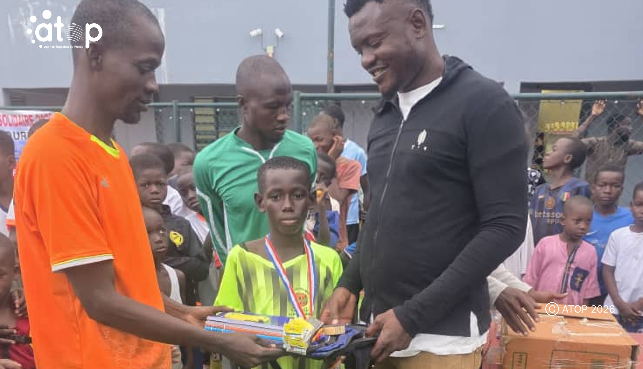 78 Le promoteur du tournoi a gauche remet le Kit scolaire a un joueur