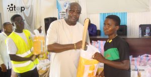 8 Bello Osseni remet symboliquement un kit scolaire a un enfant