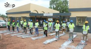 8 Les beneficiaires devant leurs kits