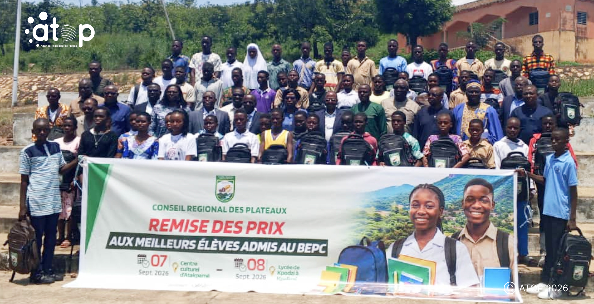 80 Photo de famille des beneficiaires et autorites