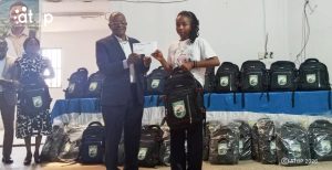 81 Le president du conseil Gnatcho remettant le kit a une beneficiaire