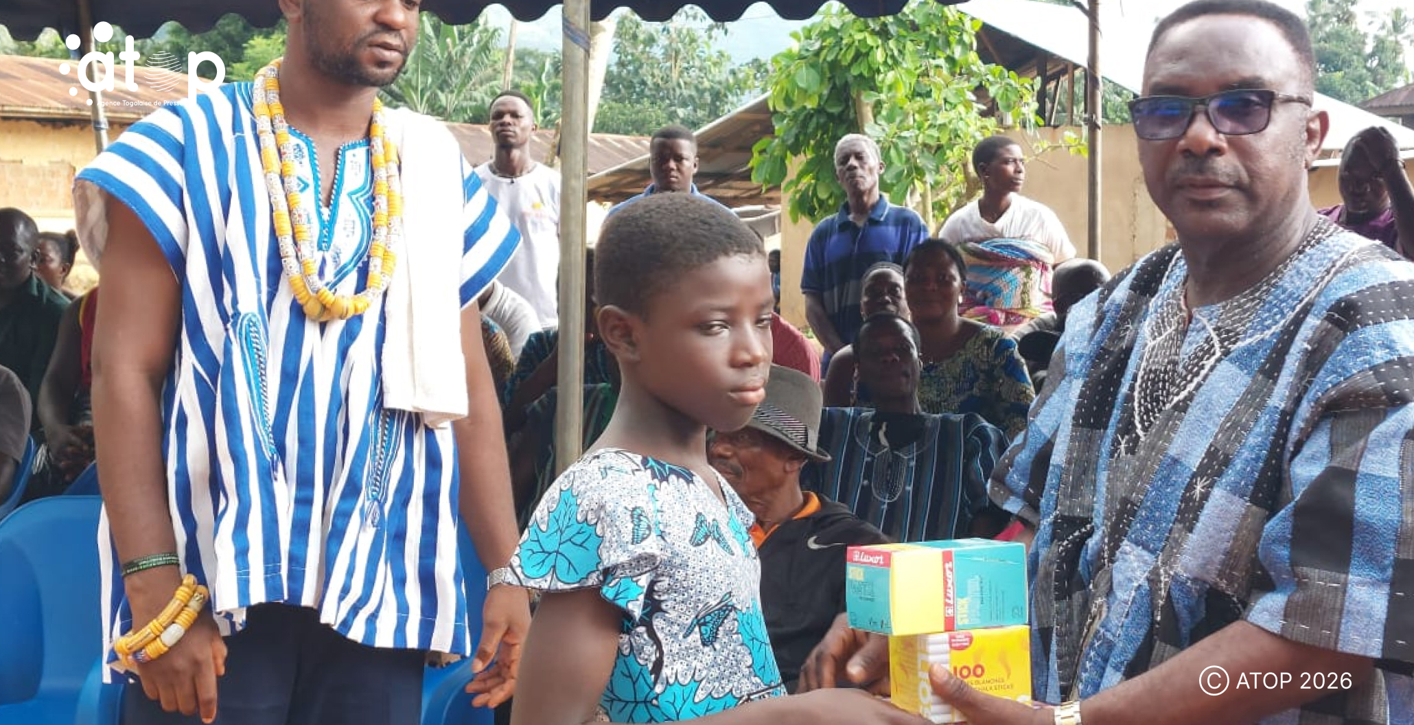 82 Le prefet Somenu Atsu remettant le kit a une beneficiaire