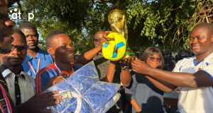 84 Les autorites locales remettant le trophee a lequipe victorieuse