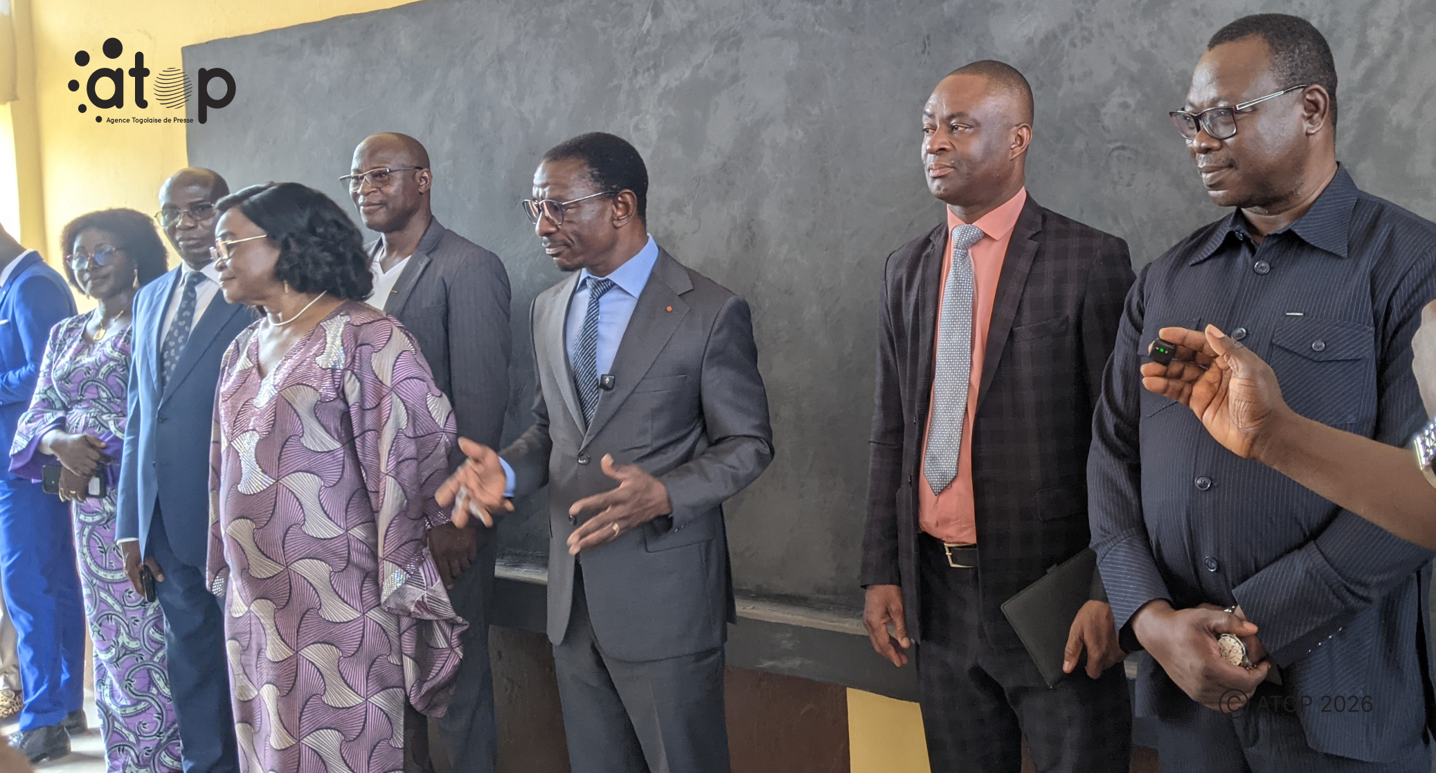 85 Le ministre de leducation nationale en train de donner des conseils