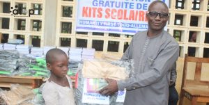 9 Le maire de Tone 4 remet le kit a une beneficiaire