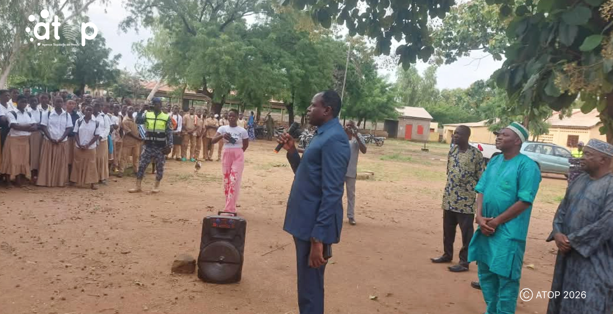 91 Le prefet de lOti sadressant aux eleves du lycee technique de Mango