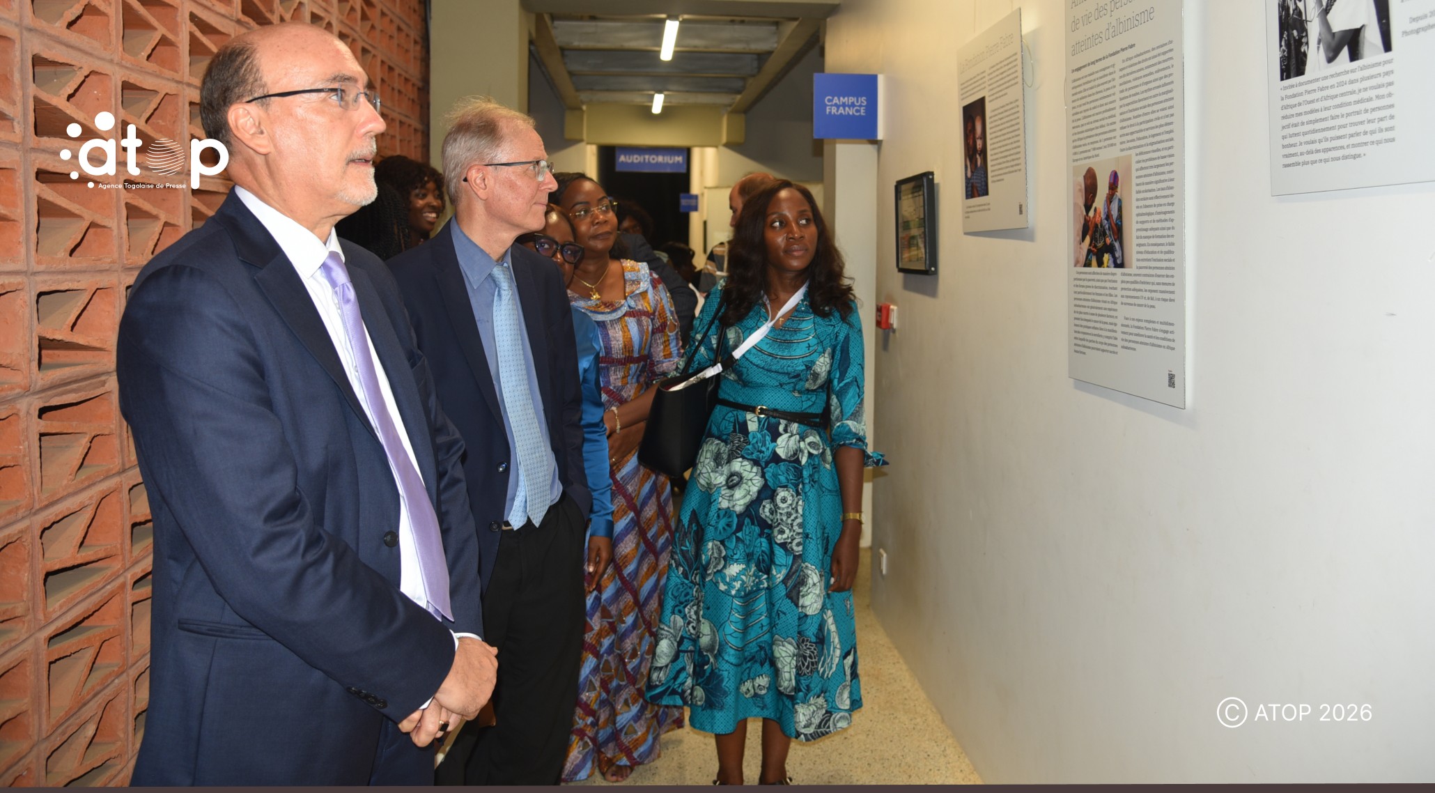Vernissage des photos du livre ‘‘Vivre avec l’albinisme en Afrique’’ 1 Des autorites suivant