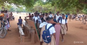 Des eleves cherchant leur nom Lycee Hedrzanawoe