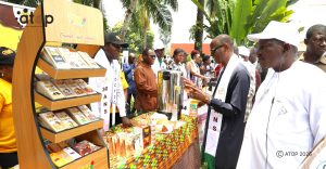 Le ministre visitant un stand