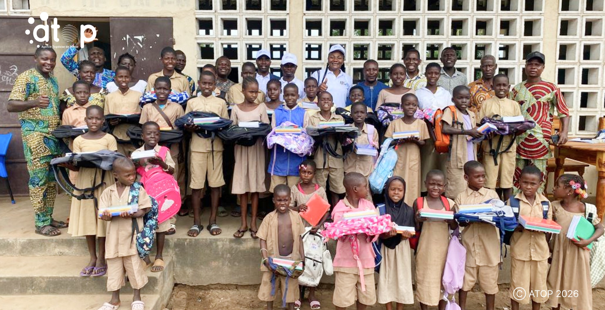 Les beneficiares ont pose avec les donateurs et enseignants