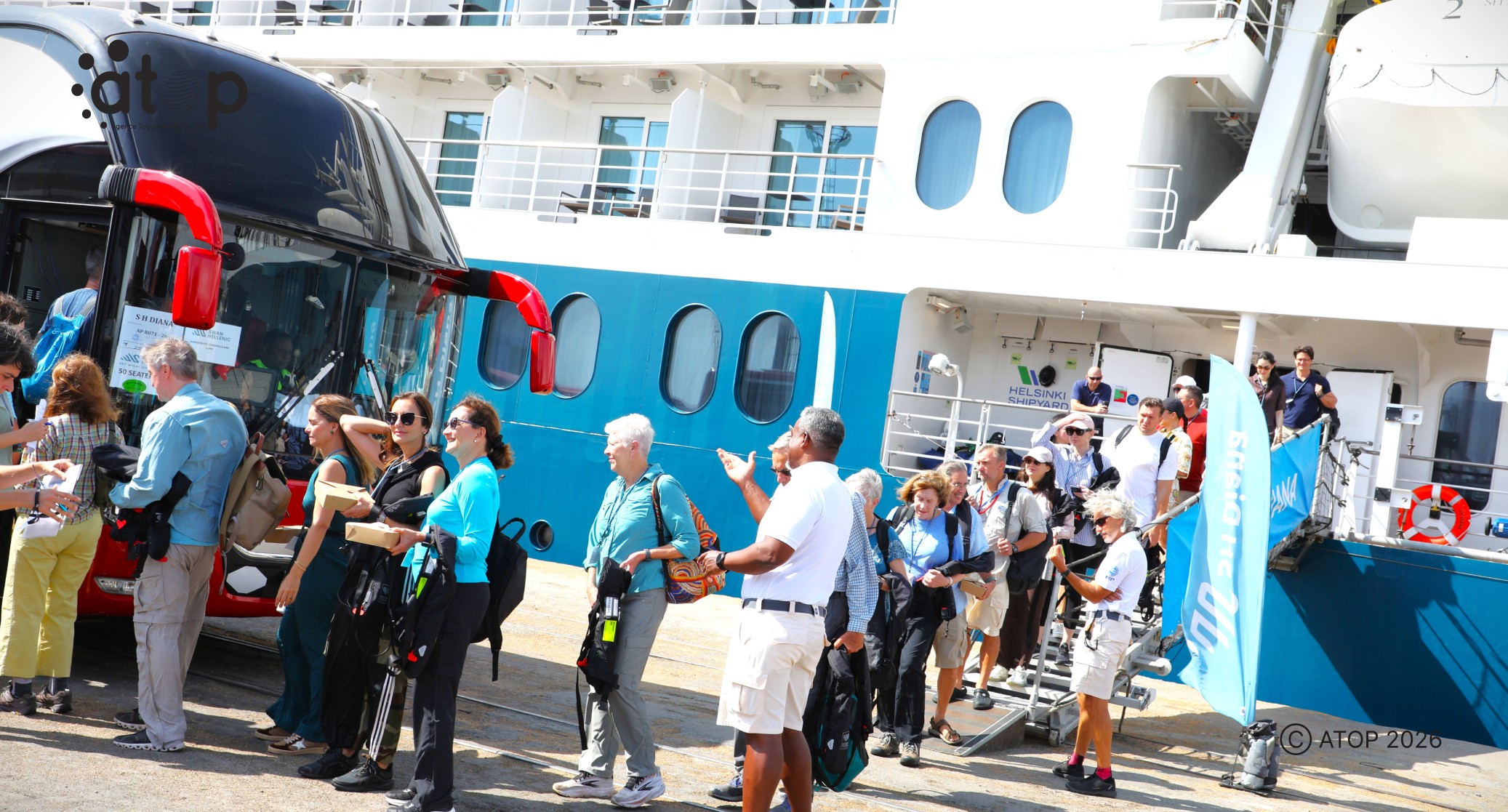Les visiteurs decendant dans le bateaux pour une autre destination site