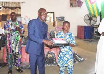 Centrale/rentrée solidaire 2026 : 340 élèves vulnérables reçoivent des kits scolaires du gouvernement