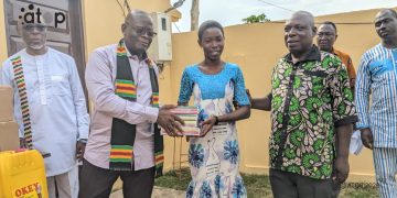 Agou:  Le sénateur Paniah Sylvain offre des kits scolaires aux démunis