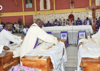 Kozah / diocèse de Kara : Une messe pontificale d’enterrement conduit trois prêtres à leur dernière demeure