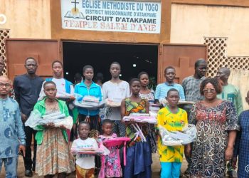 Social : Le « Cluster Anié » distribue des fournitures scolaires aux enfants vulnérables