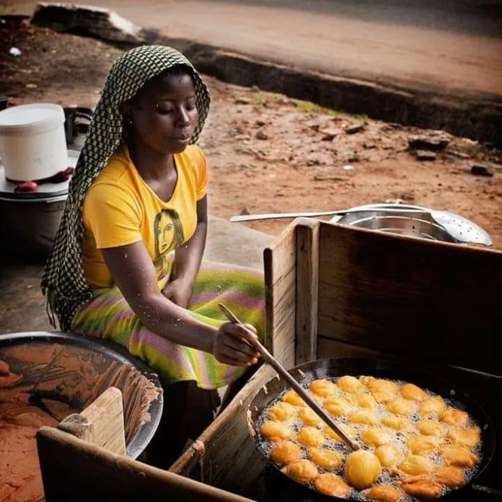 Une femme frit des beignets Photo internet