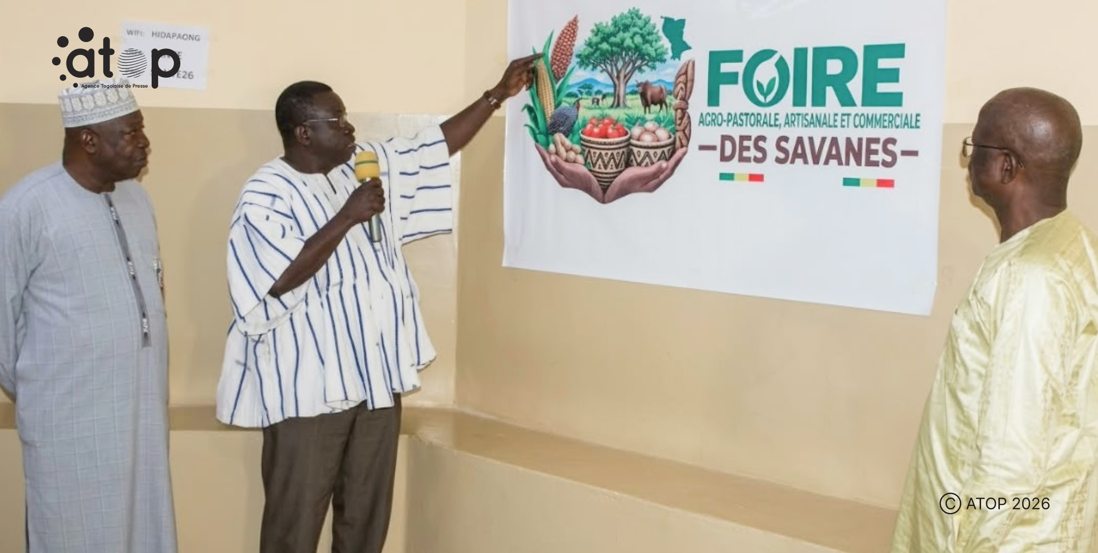 10 Le president du comite dorganisation milieu explique le logo de la foire a la presse