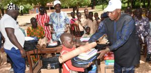 10 Un beneficiaire recevant ses fournitures scolaires