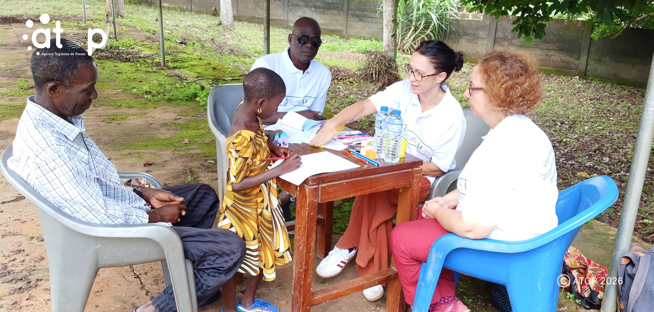 11 Une equipe medicale consulte un enfant souffrant de trouble mental