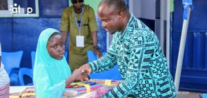 13 M. Kompa remettant symboliquement le kit a une beneficiaire
