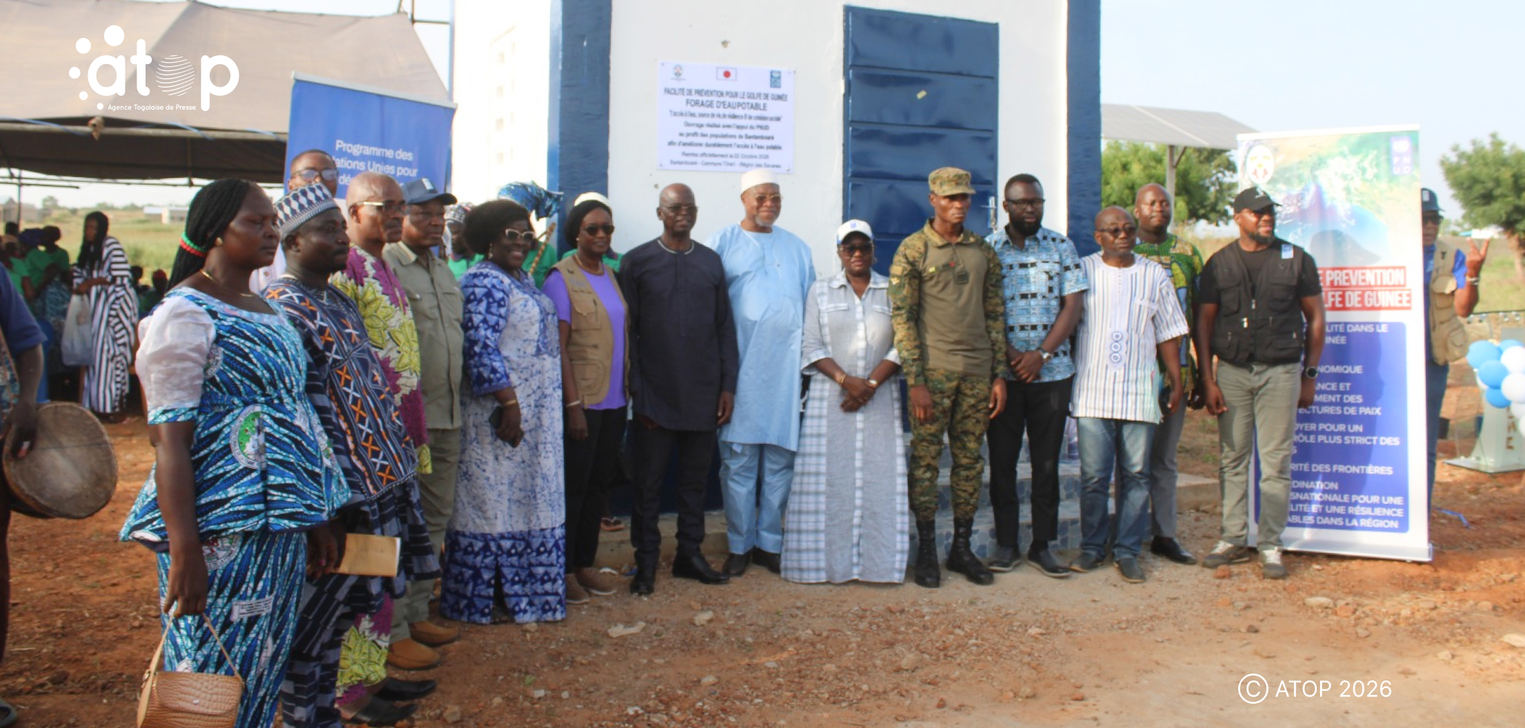 15 Officiels et beneficiares devant le forage inaugure