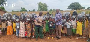 Tône : 4 000 élèves vulnérables des Savanes bénéficient de kits scolaires 2 16 La remise a lEPP Natenga Cinkasse