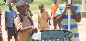 17 Un enfant montre le bon exemple a ses pairs