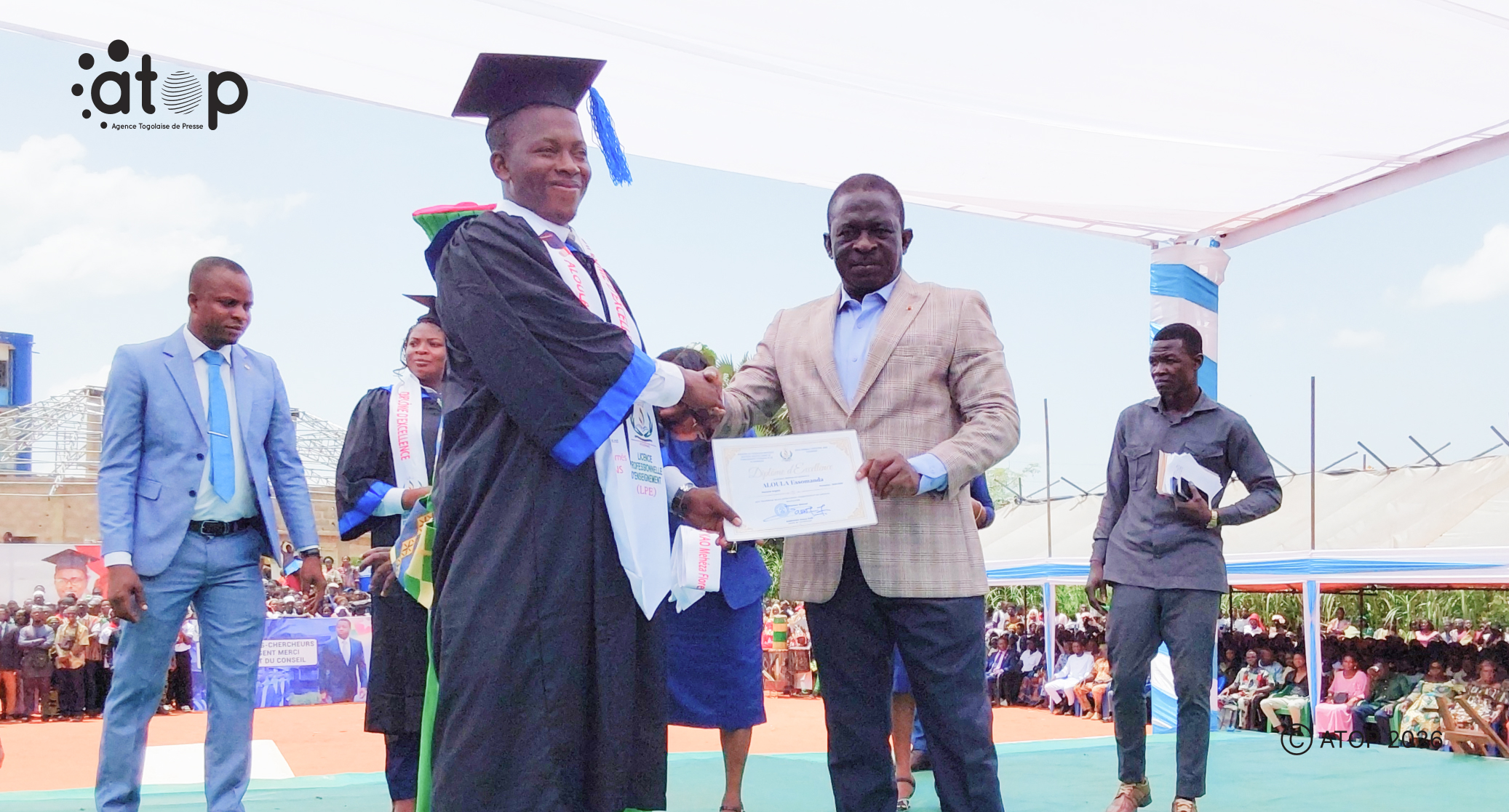 25 Le gouverneur remettant le diplome a un recipiendaire