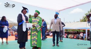 26 Le ministre delegue de lensenseignement superieur Gado Tchangbedji remettant le diplome a une recipiendaire