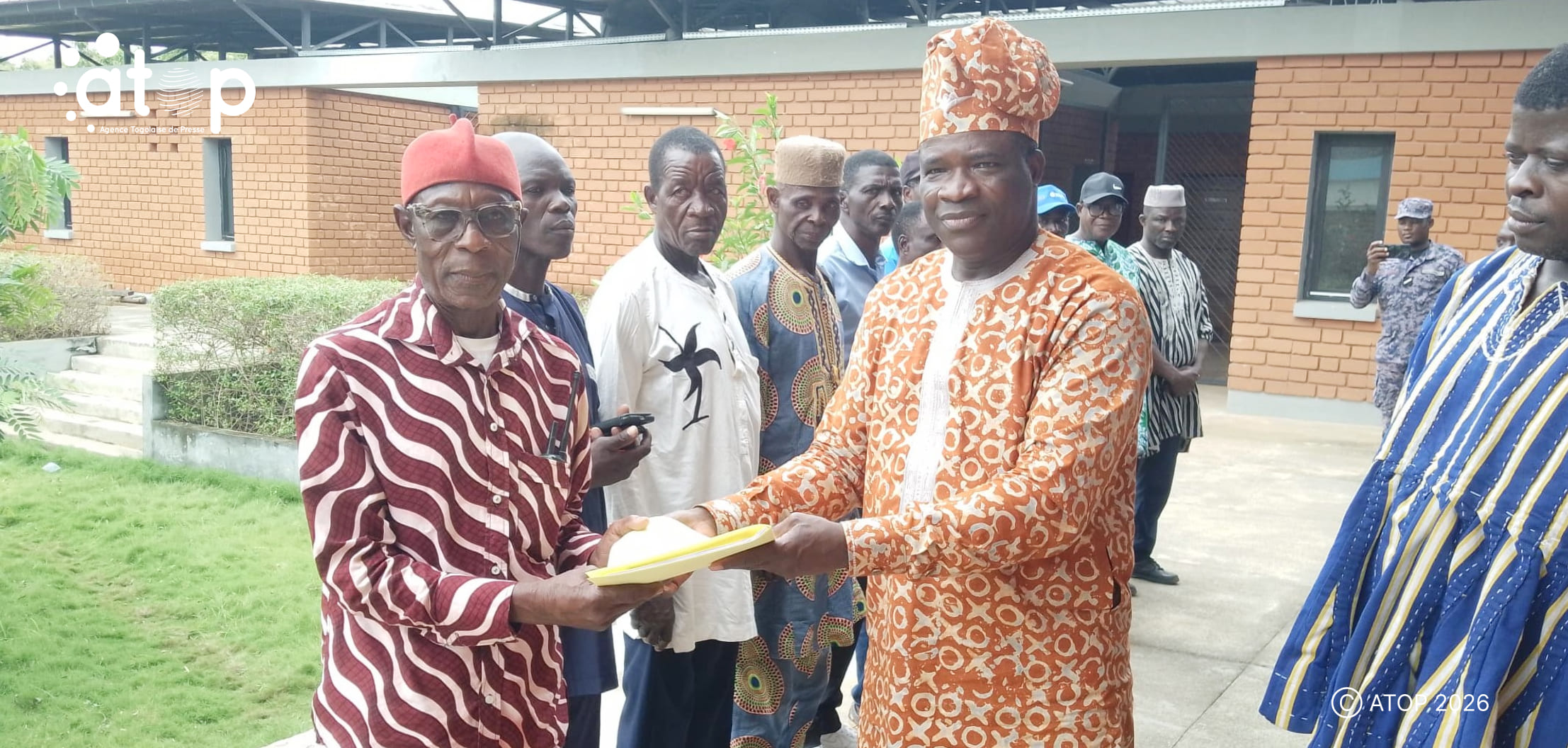 32 Francois Mabia recevant lacte officiel des mains du prefet de Bassar